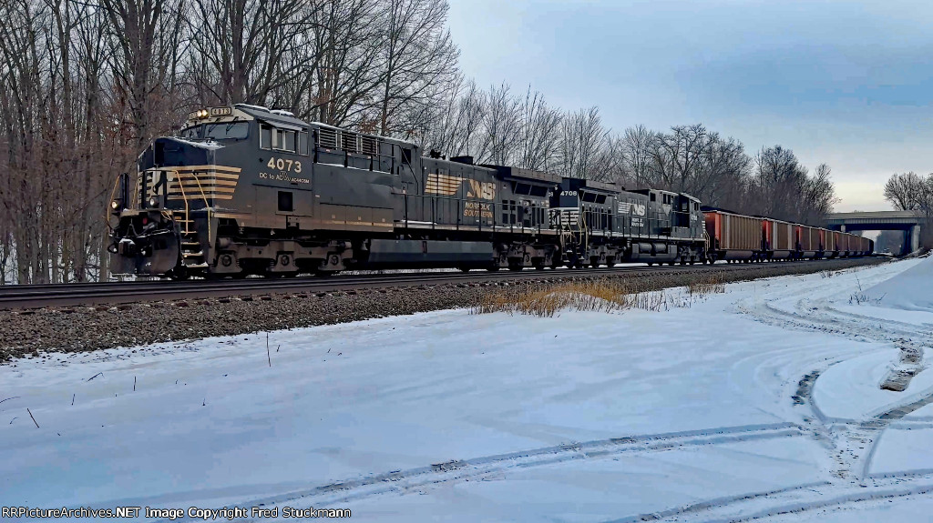 NS 4073 leads Y76 west.